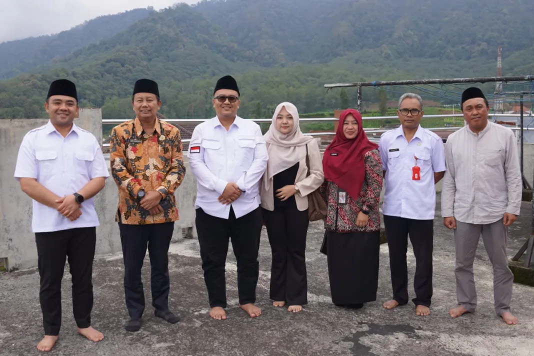 Wakil Wali Kota Batu Heli Suyanto sambang Pondok Pesantren dan Madrasah Ibtidaiyah (MI) Baiturrahman di Desa Sumberbrantas Rabu Wakil Wali Kota Batu Heli Suyanto sambang Pondok Pesantren dan Madrasah Ibtidaiyah (MI) Baiturrahman di Desa Sumberbrantas Rabu