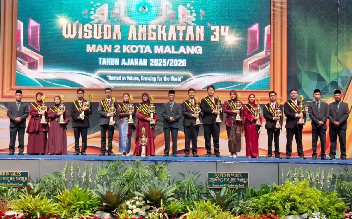 Akarnya di MAN 2 Kota Malang, Daunnya Mendunia