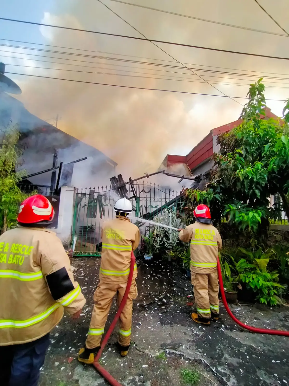 Diduga Akibat Tungku Kayu, Rumah di Songgokerto Terbakar; Kerugian Capai Rp 300 Juta