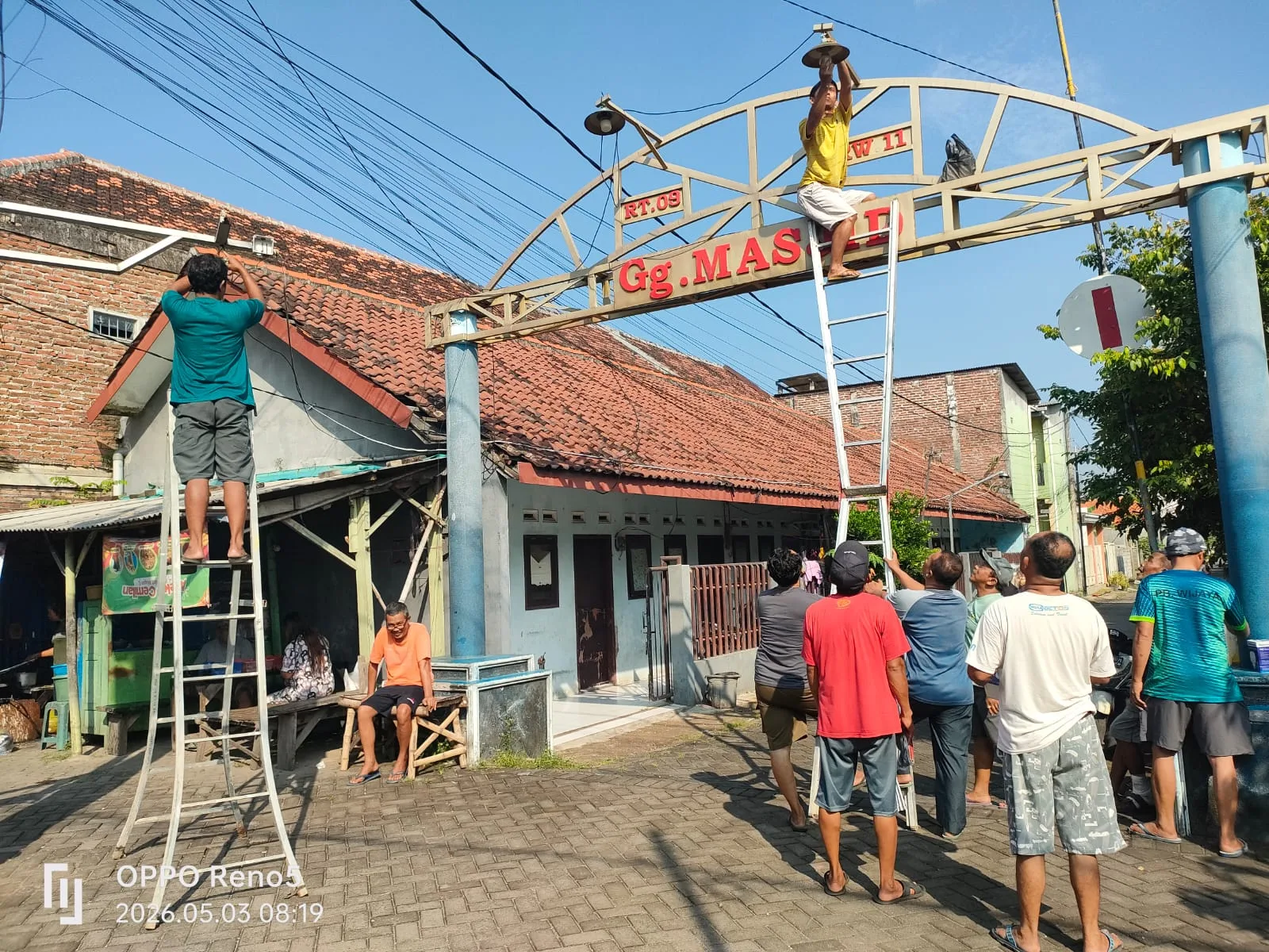 Kerja Bakti Warga Gang Masjid Kejapanan, Perbaiki Lampu Jalan Demi Keamanan Lingkungan