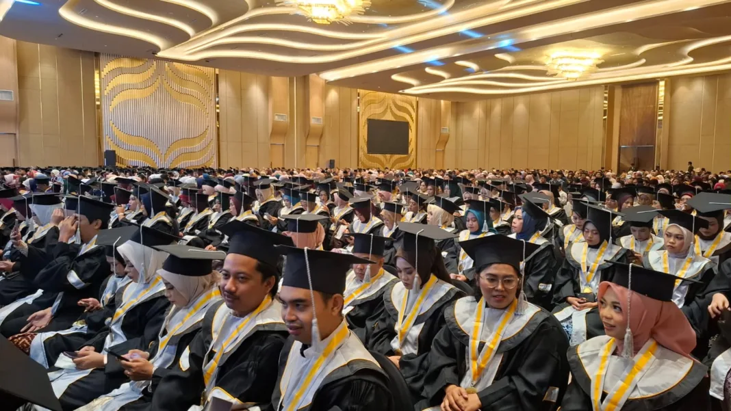 Wisuda ITSK RS dr Soepraoen Malang: Luluskan 1.512 Wisudawan, Rektor Tekankan Pentingnya Soft Skills Wisuda ITSK RS dr Soepraoen Malang: Luluskan 1.512 Wisudawan, Rektor Tekankan Pentingnya Soft Skills