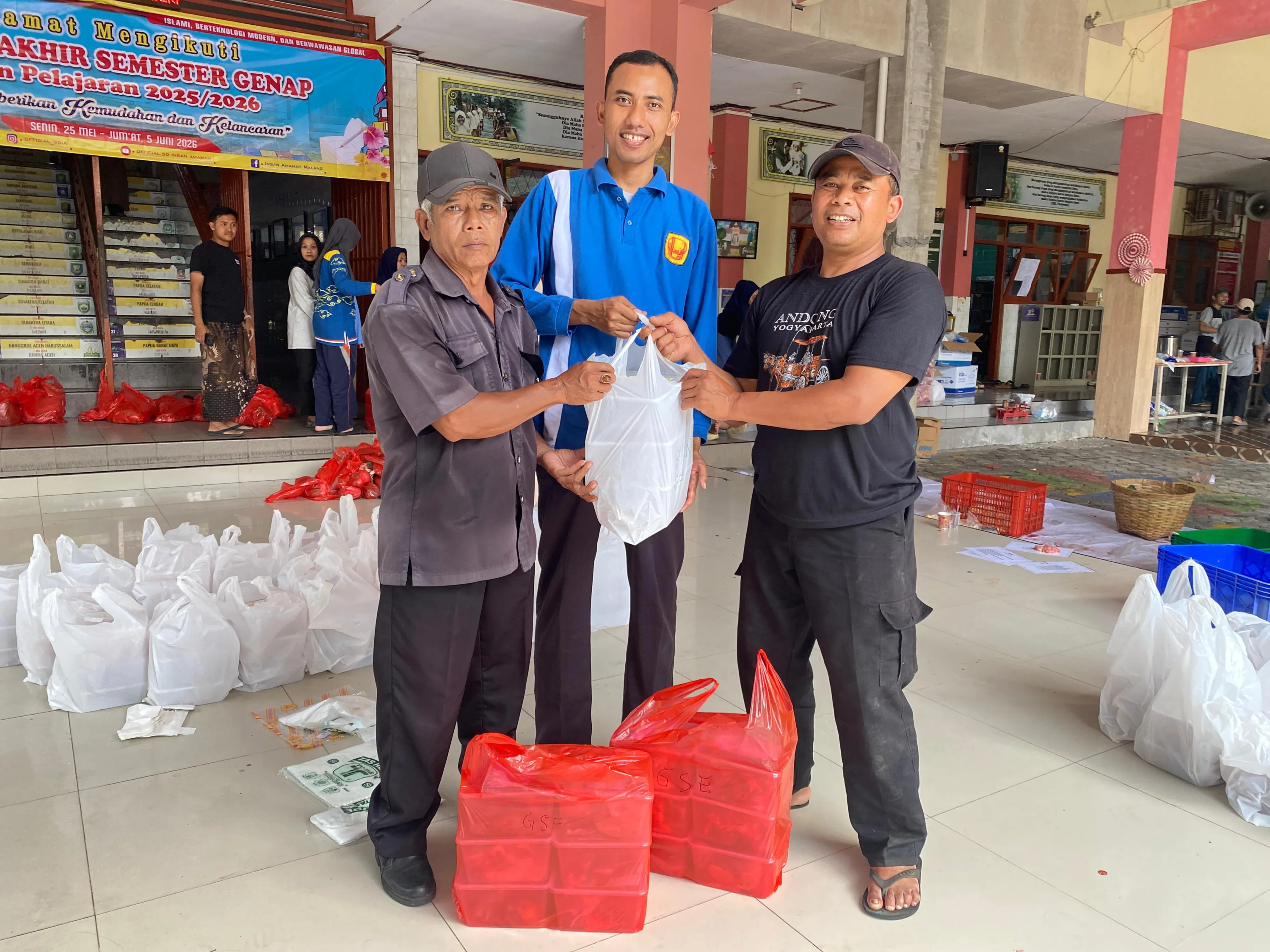 Tanamkan Jiwa Berbagi Sejak Dini, SD Insan Amanah Salurkan Ratusan Paket Kurban hingga Hidupkan Syiar Manasik Haji SD Insan Amanah