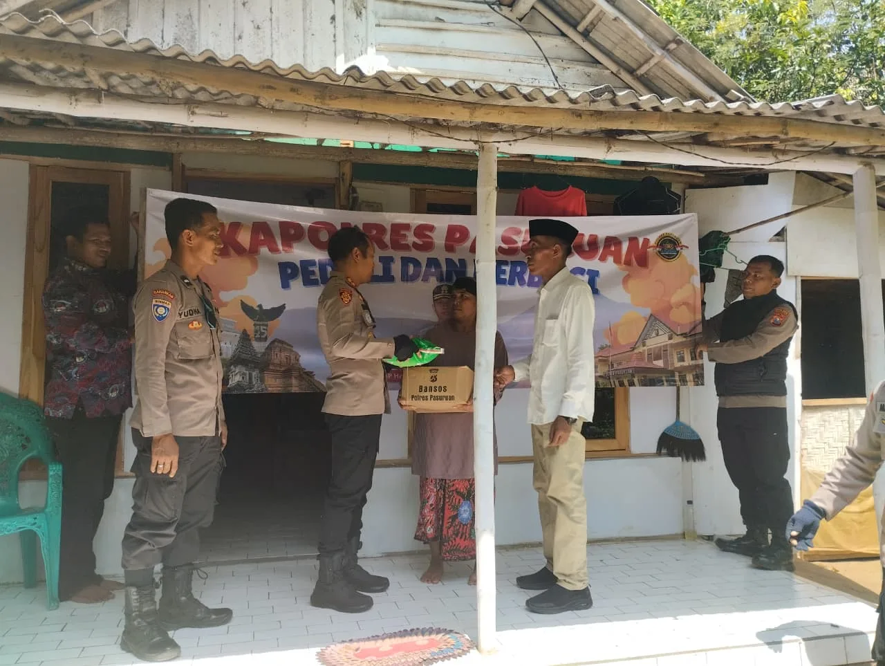 Kapolres Pasuruan Blusukan, Salurkan Bansos untuk Warga Kurang Mampu di Pasrepan