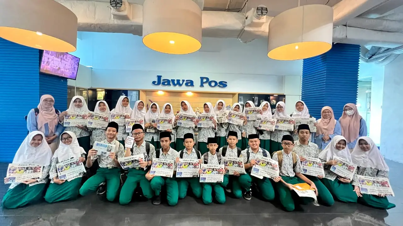 Kunjungi Jawa Pos dan Aula, Tim Literasi MTs Almaarif 01 Singosari Tambah Wawasan