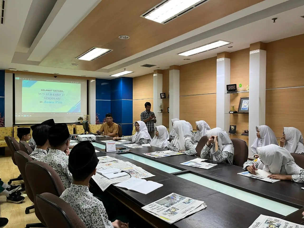 Kunjungi Jawa Pos dan Aula, Tim Literasi MTs Almaarif 01 Singosari Tambah Wawasan