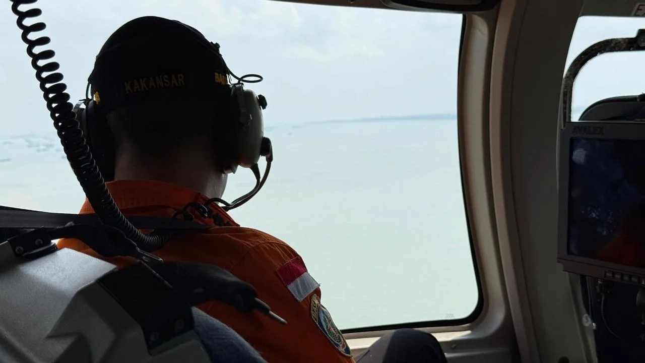 Pencarian Nelayan Hilang di Perairan Gresik; BASARNAS Perluas Lewat Pemantauan Udara