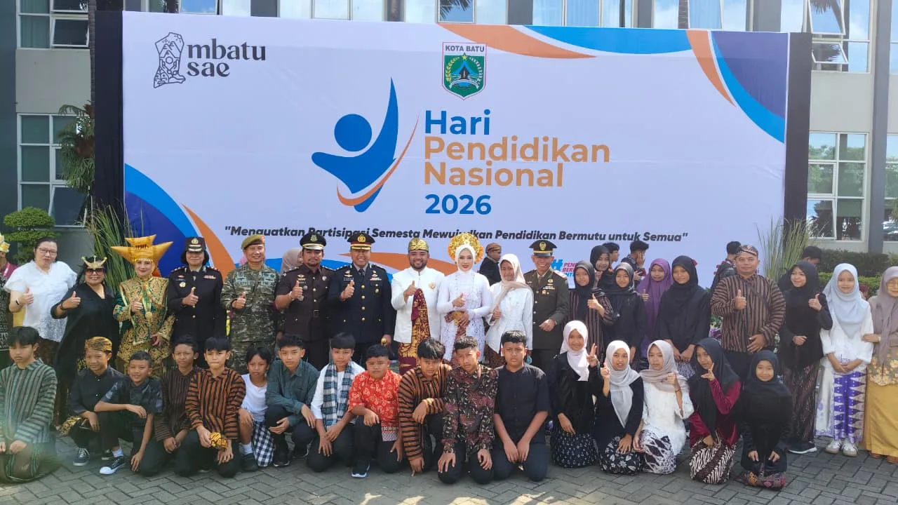 Pimpin Upacara Hardiknas 2026, Plt Wali Kota Batu Heli Suyanto Tekankan Pentingnya “Deep Learning” dan Kesejahteraan Guru