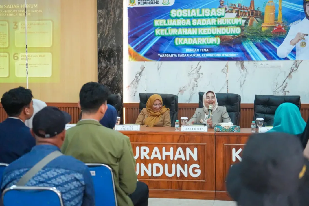 Wali Kota Mojokerto Ning Ita Dorong 18 Kelurahan Sadar Hukum, Warga Diajak Kompak Wali Kota Mojokerto Ning Ita Dorong 18 Kelurahan Sadar Hukum, Warga Diajak Kompak