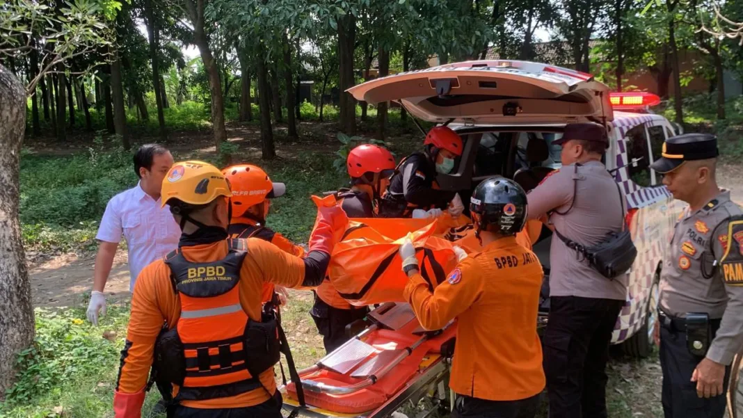 Tim SAR Gabungan Temukan Mustofa di Sungai Brantas Tim SAR Gabungan Temukan Mustofa di Sungai Brantas