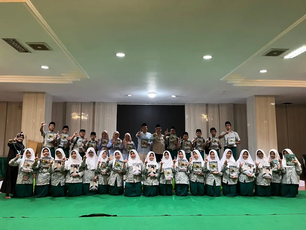 Kunjungi Jawa Pos dan Aula, Tim Literasi MTs Almaarif 01 Singosari Tambah Wawasan