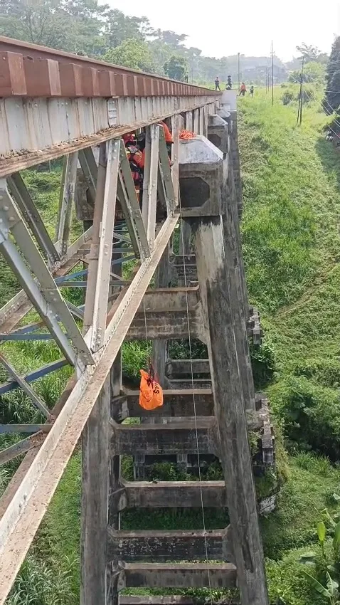 Tim SAR Gabungan Evakuasi Korban Tertabrak Kereta Api di Jembatan Purwodadi Jembatan Purwodadi