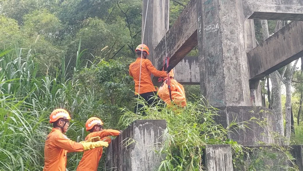 Tim SAR Gabungan Evakuasi Korban Tertabrak Kereta Api di Jembatan Purwodadi Jembatan Purwodadi