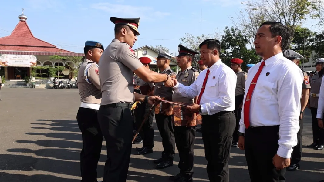 Kapolres Pasuruan Kota Beri Penghargaan Satreskrim atas Ungkap Kasus Curat dalam 24 Jam Kapolres Pasuruan Kota Beri Penghargaan Satreskrim atas Ungkap Kasus Curat dalam 24 Jam