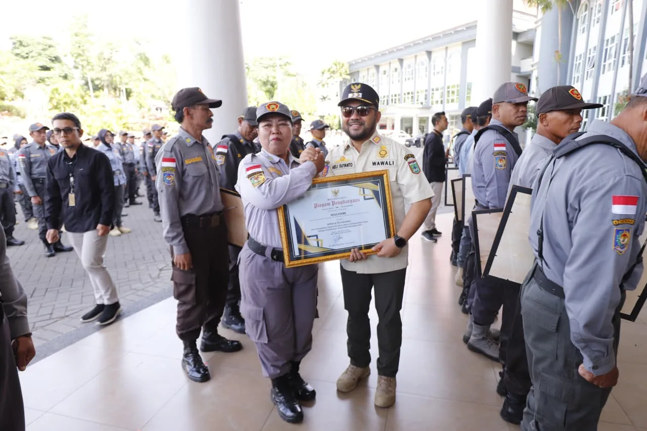 Peringati HUT Ke-64 Satlinmas dan HUT Ke-76 Satpol PP, Plt. Wali Kota Batu Berikan Apresiasi