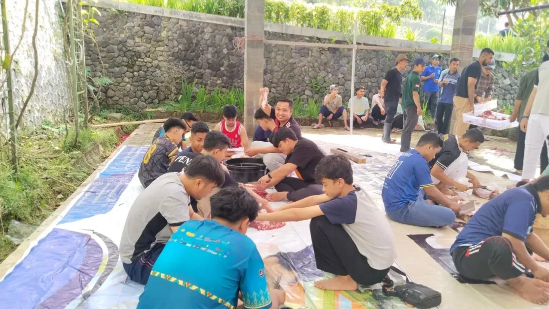 Tumbuhkan Jiwa Sosial dan Karakter Islami, Al Hikmah IIBS Batu Jadikan Ibadah Qurban Media Pembelajaran Nyata Al Hikmah IIBS Batu