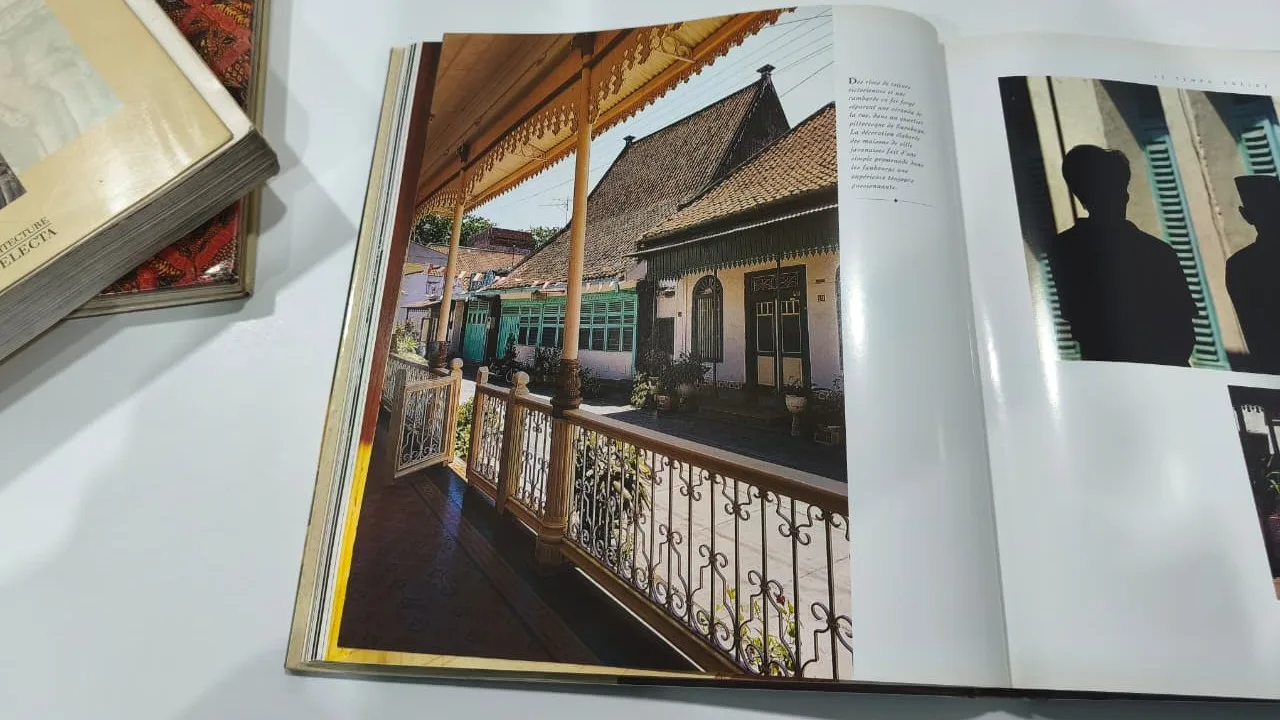 Mencari Arsitektur Jawa (Timur) di Antara Halaman-Halaman Asing