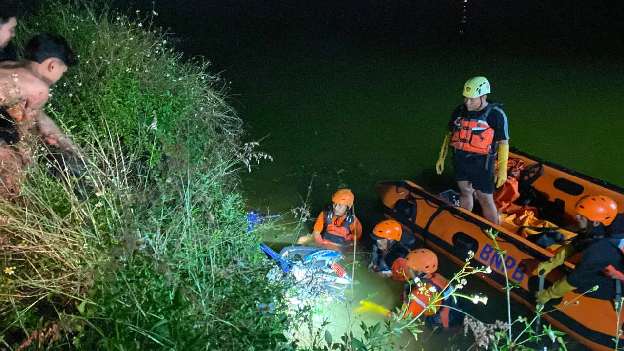Dua Orang Pengendara Motor Jatuh Di Waduk Kalimati Berhasil Dievakuasi Tim SAR Gabungan Waduk Kalimati