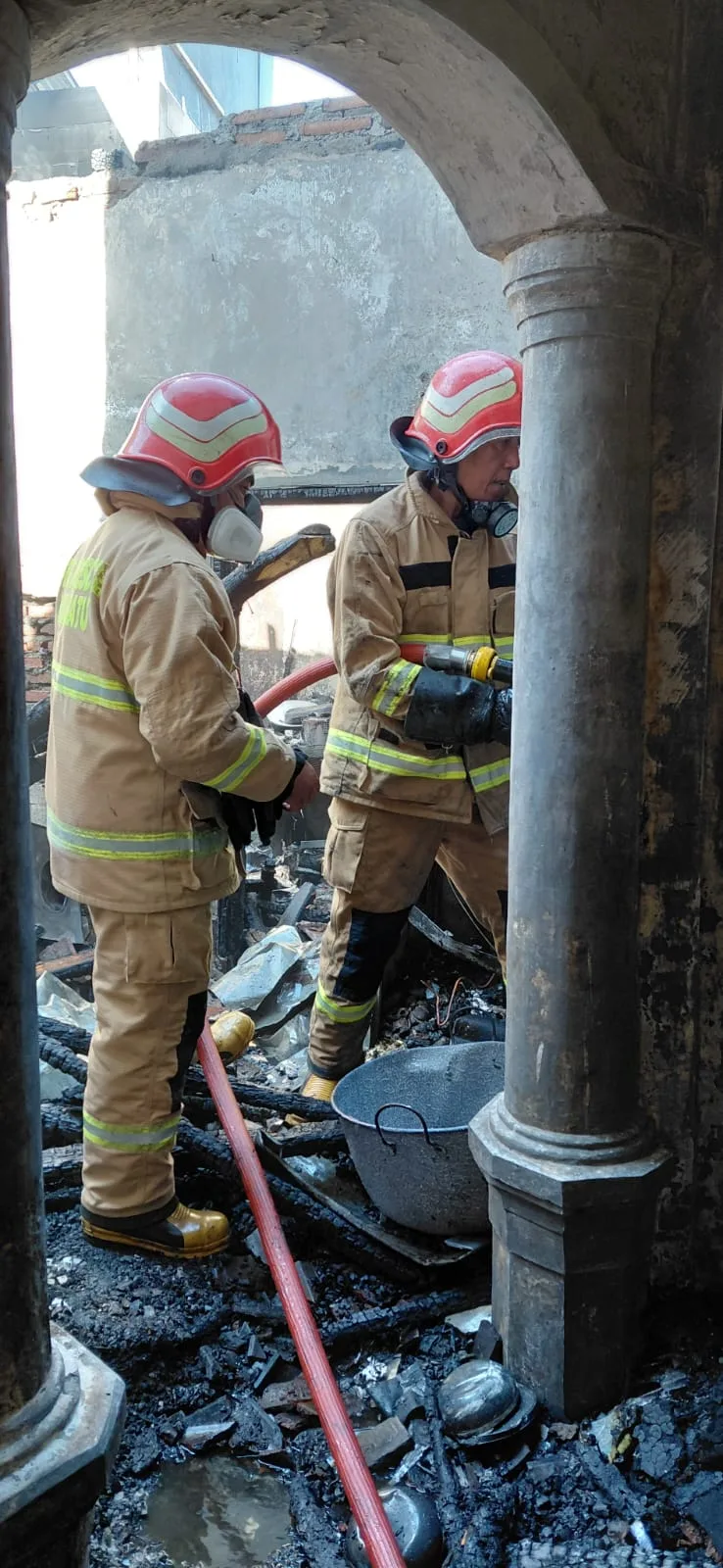 Diduga Akibat Korsleting di Lantai Dua, Dua Rumah di Pendem Kota Batu Hangus Terbakar Diduga Akibat Korsleting di Lantai Dua, Dua Rumah di Pendem Kota Batu Hangus Terbakar