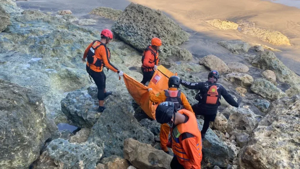Tim SAR Gabungan Berhasil Temukan Korban Tenggelam di Pantai Pangi Blitar