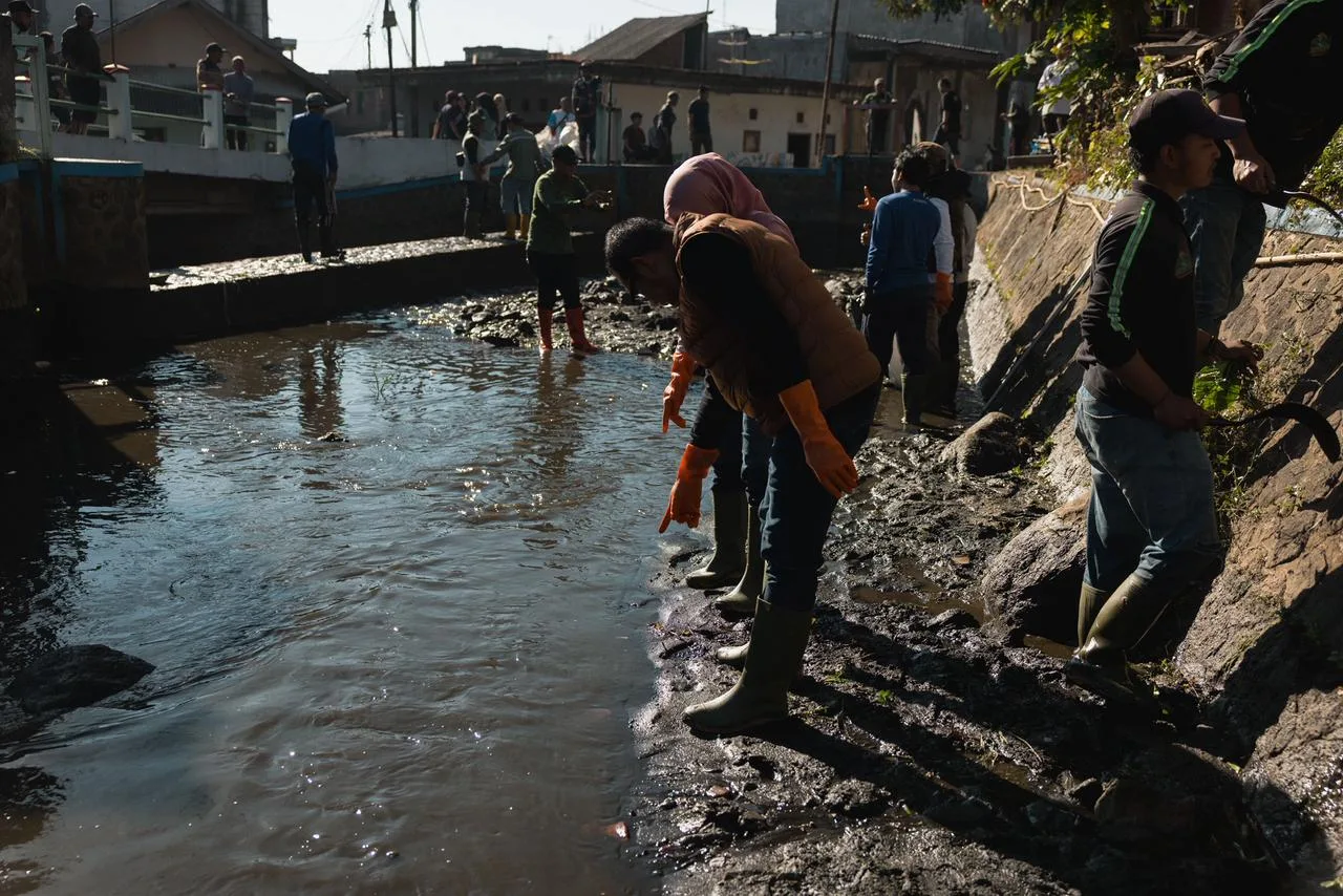 Peringati Hari Lingkungan Hidup Sedunia; Pemkot Batu, Komunitas dan Instansi Vertikal Gelar Aksi Indonesia Asri di Sungai Belik Tanjung