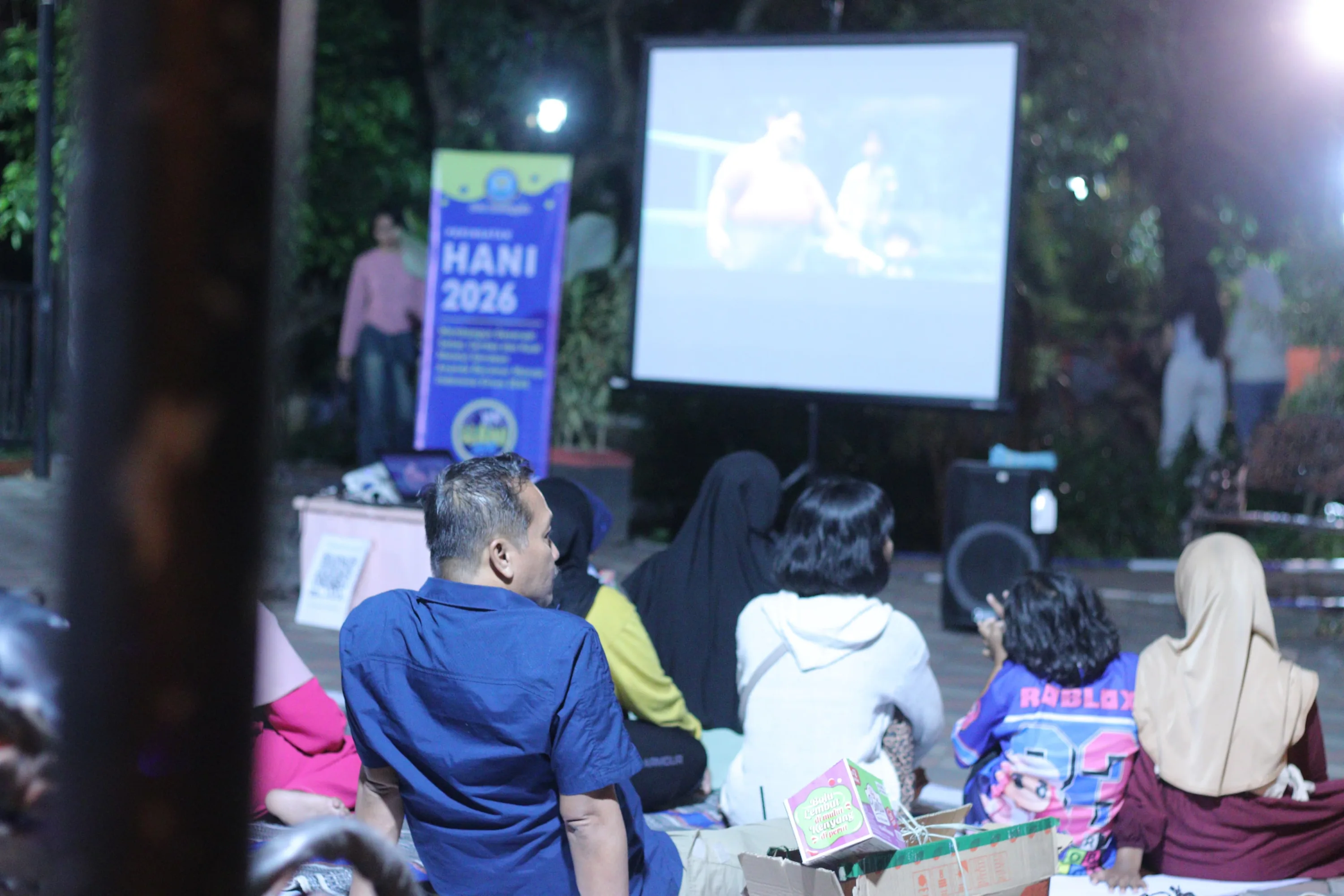 BNN Kota Mojokerto Ajak Anak-Anak Belajar Bahaya Narkoba Lewat Nonton Film Edukatif di Taman Kota