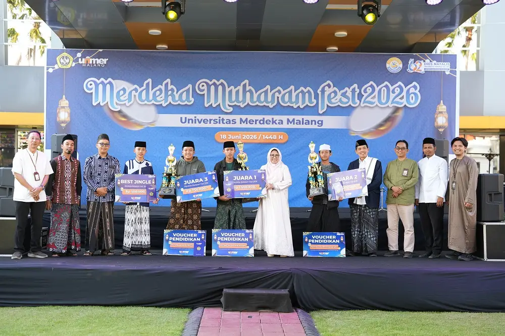 Pimpinan UNMER Malang memberikan penghargaan kepada para pemenang lomba banjari dalam kegiatan Merdeka Muharram Championship 2026