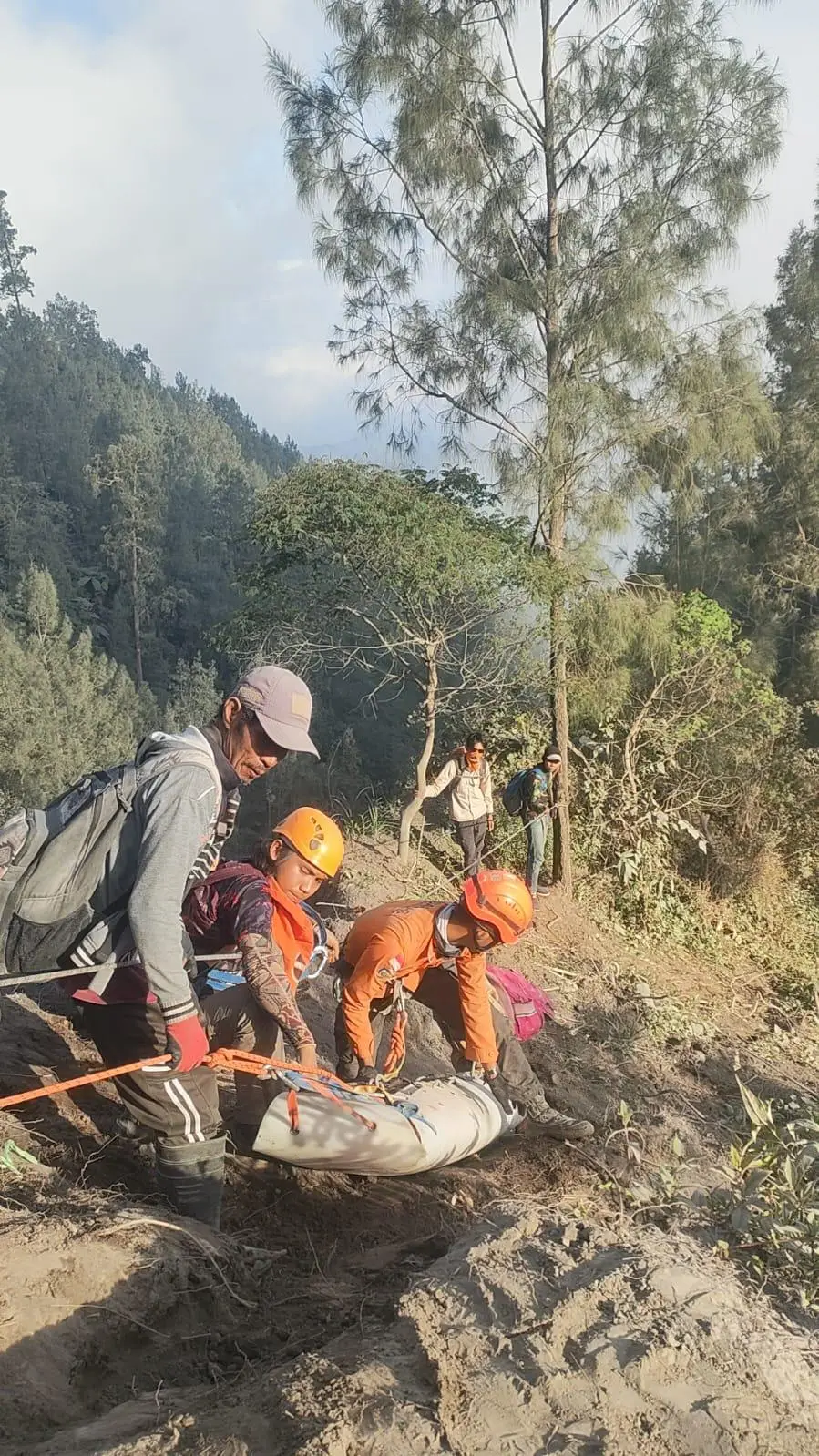Survivor Dan Seluruh Tim SAR Gabungan Tiba Di Posko Pendakian Semeru Dengan Selamat Survivor Dan Seluruh Tim SAR Gabungan Tiba Di Posko Pendakian Semeru Dengan Selamat