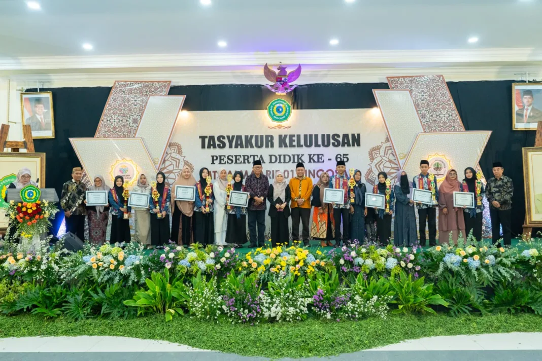 MTs Almaarif 01 Singosari Lepas 296 Lulusan Terbaik, Cetak Generasi Berkarakter dan Berprestasi MTs Almaarif 01 Singosari Lepas 296 Lulusan Terbaik, Cetak Generasi Berkarakter dan Berprestasi