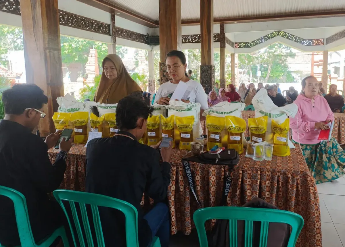 BULOG Mojokerto Salurkan Bantuan Pangan Untuk 631 Penerima di Pagerluyung Gedeg
