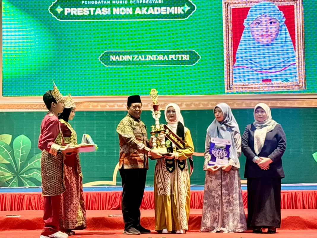 Lulus 100 Persen, 256 Siswa Kelas VI MIN 1 Kota Malang Siap Lanjutkan Tren Prestasi Lulus 100 Persen, 256 Siswa Kelas VI MIN 1 Kota Malang Siap Lanjutkan Tren Prestasi