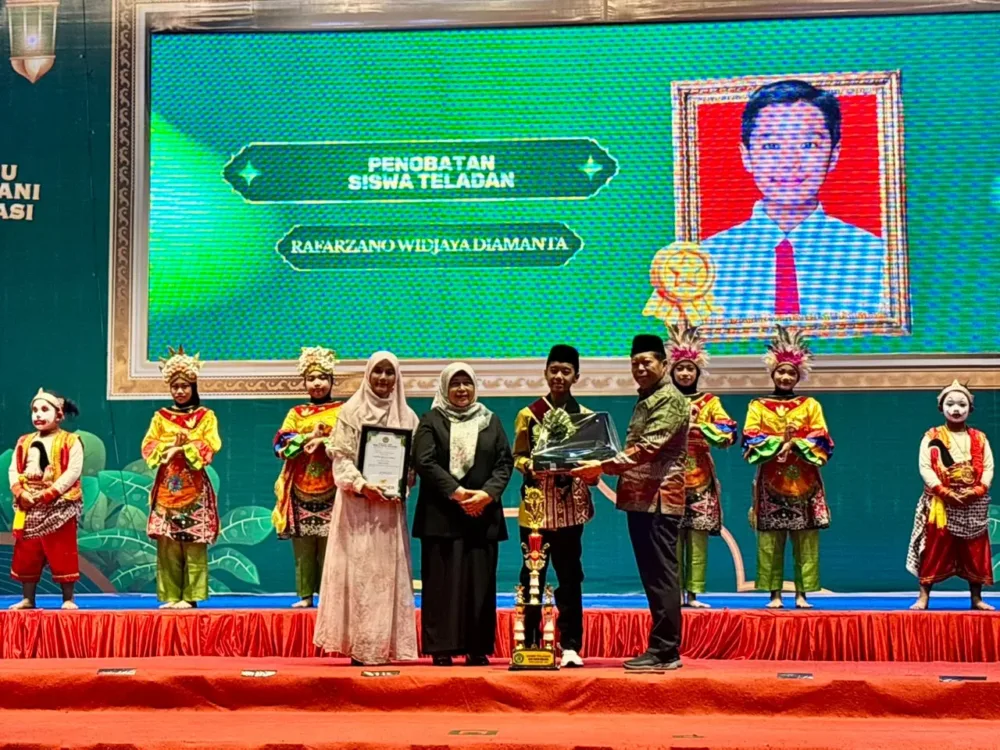Ukir Prestasi Gemilang, Lulusan MIN 1 Kota Malang Raih Puncak Capaian Akademik dan Non-Akademik