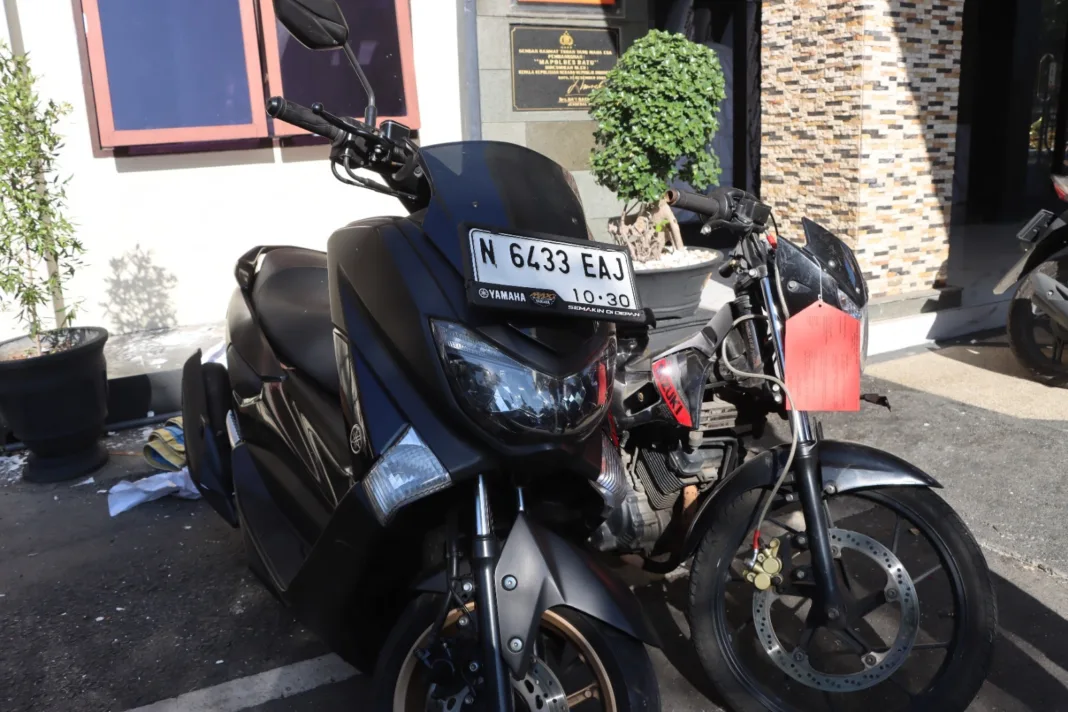 Lupa Cabut Kunci Motor, Maling di Beji Batu Kepergok Warga dan Nyaris Diamuk Massa Lupa Cabut Kunci Motor, Maling di Beji Batu Kepergok Warga dan Nyaris Diamuk Massa