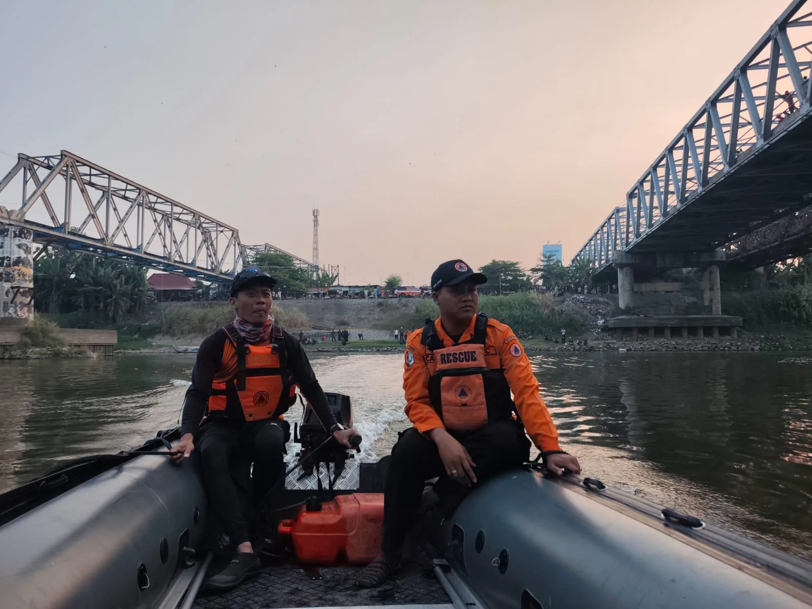 40 Personel dan 6 Perahu Dikerahkan, Tim SAR Sisir Bengawan Solo Cari Warga Blora yang Hilang