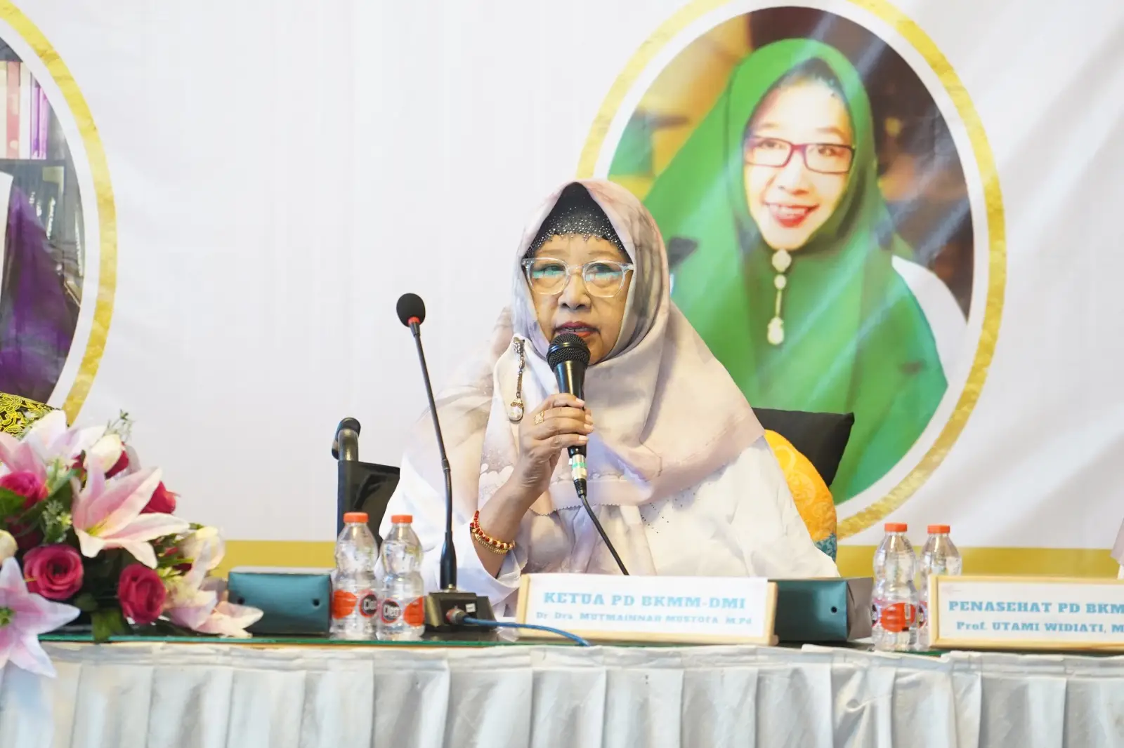 UNMER Malang Gelar 'Semarak Ngaji Bareng' dan Salurkan Bansos untuk Ratusan Warga Dr. Dra. Mutmainnah Mustofa, M.Pd., selaku Ketua PD BKMM-DMI Kota Malang memberikan apresiasi kepada UNMER Malang.