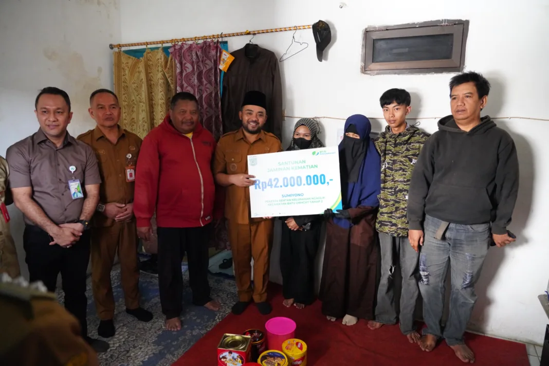 Wawali Serahkan Santunan Jaminan Kematian kepada Keluarga Pengemudi Ojol Peserta BPJS Ketenagakerjaan Wawali Serahkan Santunan Jaminan Kematian kepada Keluarga Pengemudi Ojol Peserta BPJS Ketenagakerjaan
