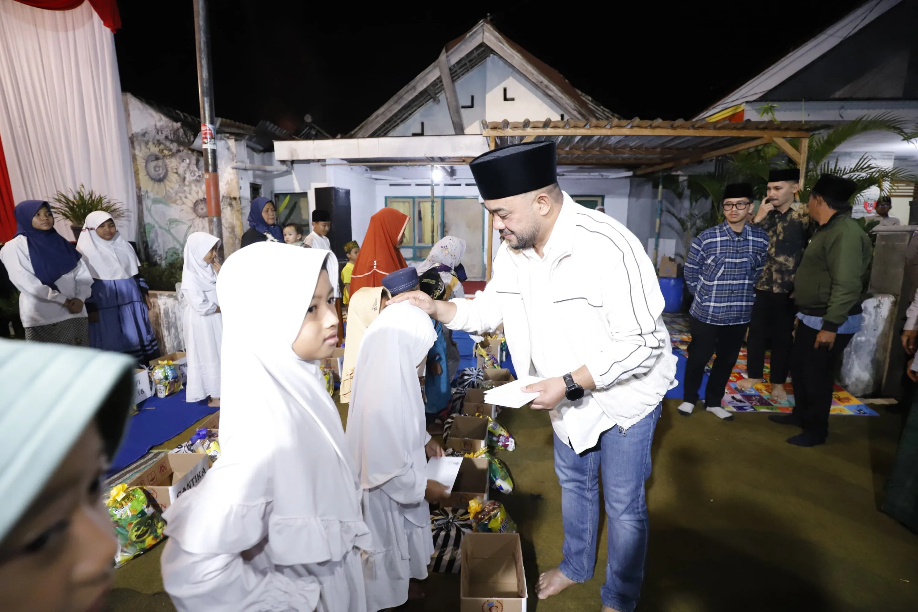 Wujud Kepedulian, Wawali Batu Heli Suyanto Salurkan Santunan di Desa Pendem