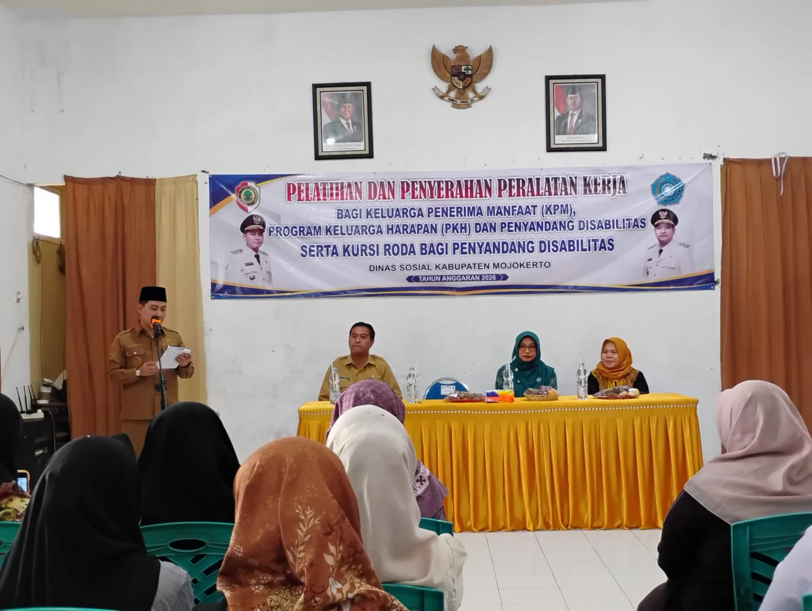 Pemkab Mojokerto melalui Dinas Sosial Salurkan Bantuan Peralatan Kerja untuk KPM PKH dan Penyandang Disabilitas