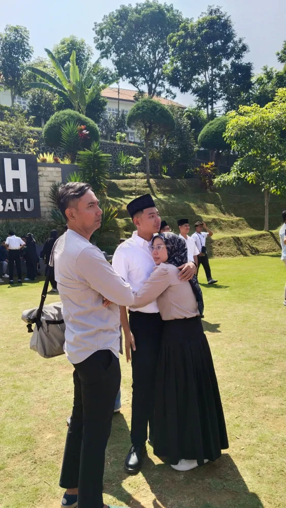 Antara Air Mata dan Kebanggaan, Suasana Haru Mewarnai Kedatangan Siswa Baru Al Hikmah IIBS Batu TA 2026/2027 Al Hikmah IIBS