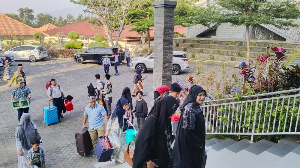 Antara Air Mata dan Kebanggaan, Suasana Haru Mewarnai Kedatangan Siswa Baru Al Hikmah IIBS Batu TA 2026/2027