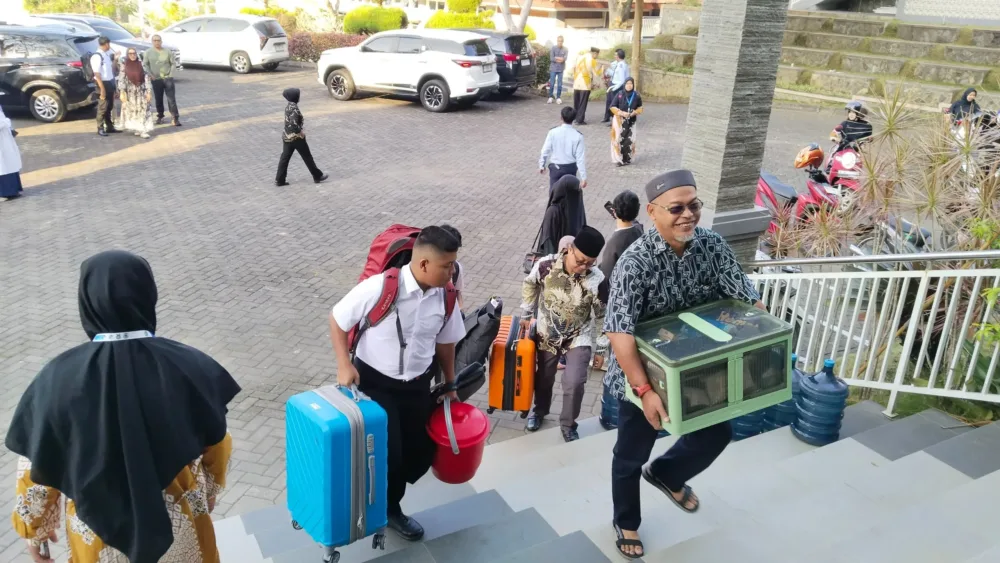 Antara Air Mata dan Kebanggaan, Suasana Haru Mewarnai Kedatangan Siswa Baru Al Hikmah IIBS Batu TA 2026/2027 Al Hikmah IIBS