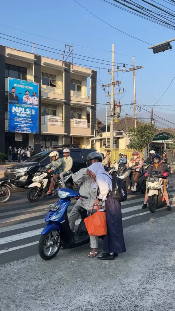 Hari Pertama Masuk Sekolah, Wali Murid di SMPN 2 Kota Batu Antusias Dukung GAMAS dan Sebaya Sae Wali Murid