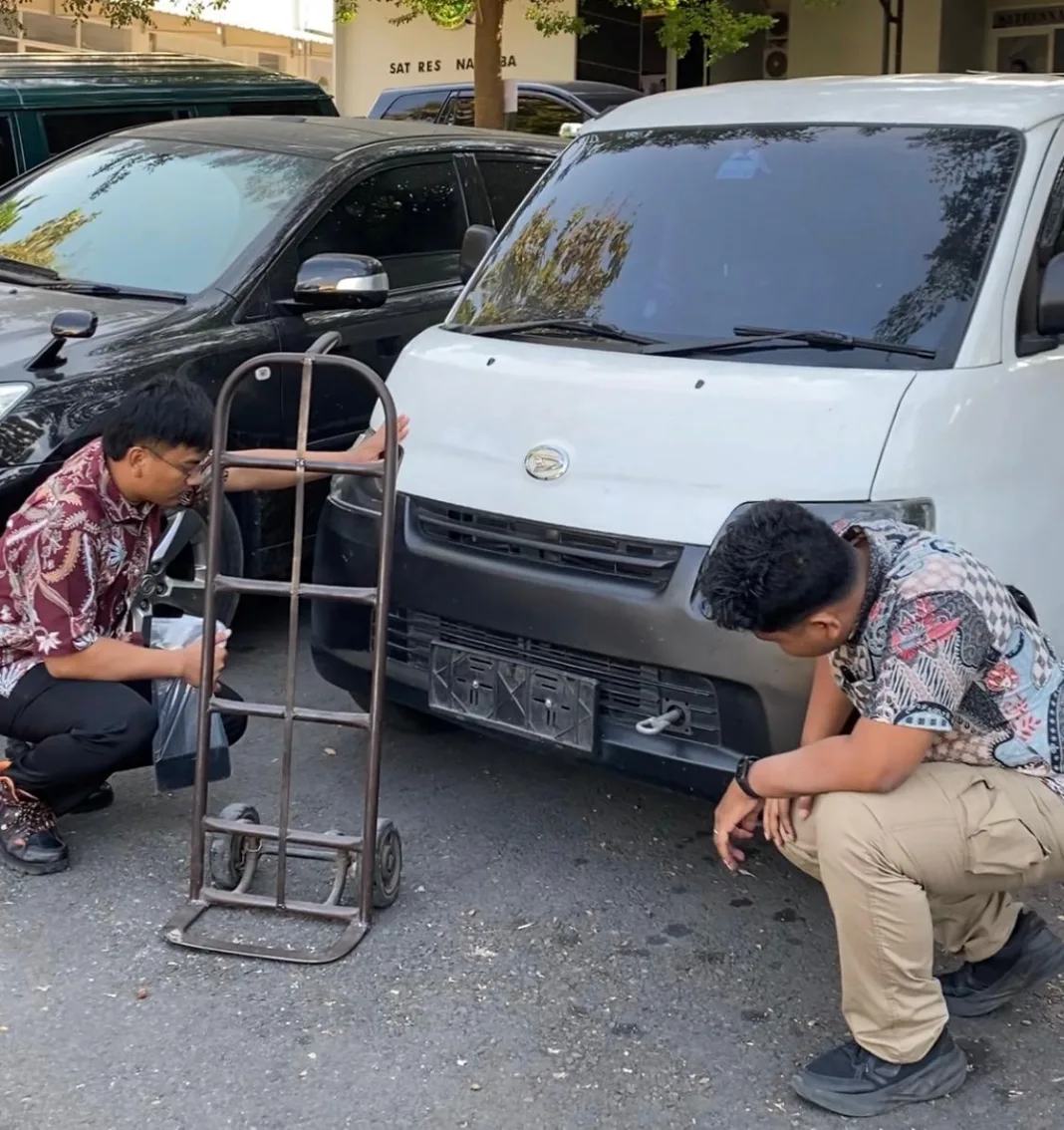 Gondol Ratusan Dus Mi Instan Pakai Jasa Ekspedisi, Pemuda Asal Gresik Berakhir di Jeruji Besi Polres Batu Gondol Ratusan Dus Mi Instan Pakai Jasa Ekspedisi, Pemuda Asal Gresik Berakhir di Jeruji Besi Polres Batu