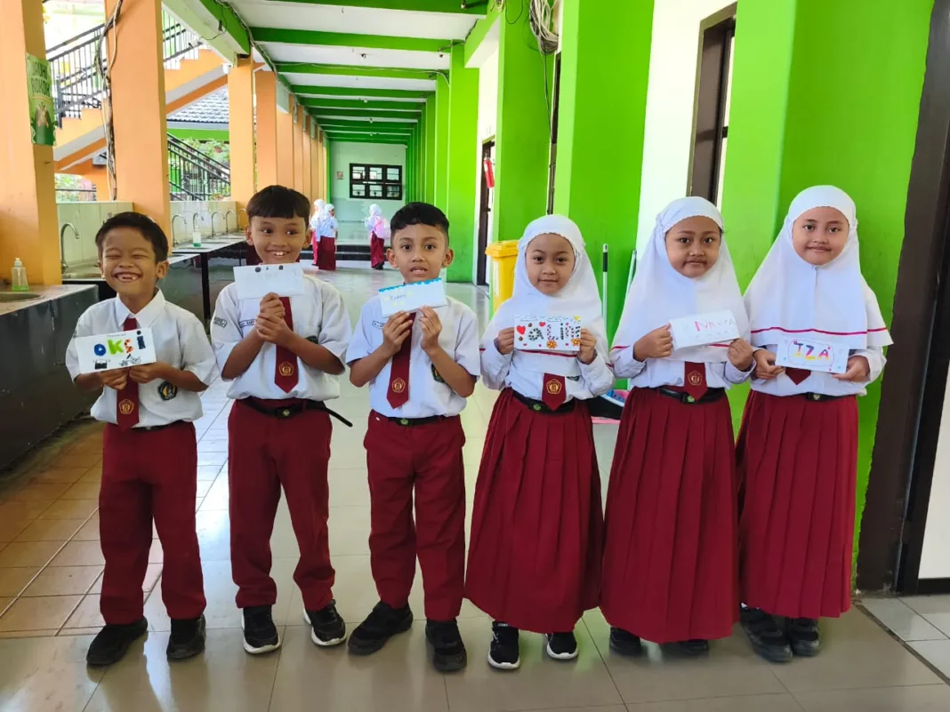 Papan Kerukunan & Pohon Persahabatan: Jurus Kreatif MIN 1 Kota Malang Kikis Bullying Papan Kerukunan & Pohon Persahabatan: Jurus Kreatif MIN 1 Kota Malang Kikis Bullying