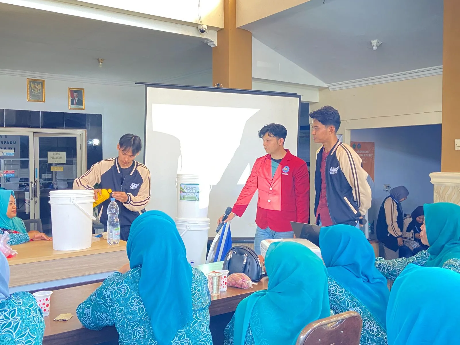 KKN T Umsida Kenalkan Cara Sederhana Kelola Sampah di Desa Candipari