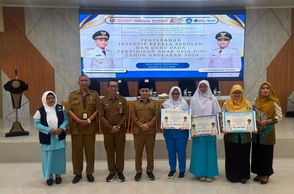 Bupati Mojokerto Serahkan Insentif 1.661 Guru PAUD