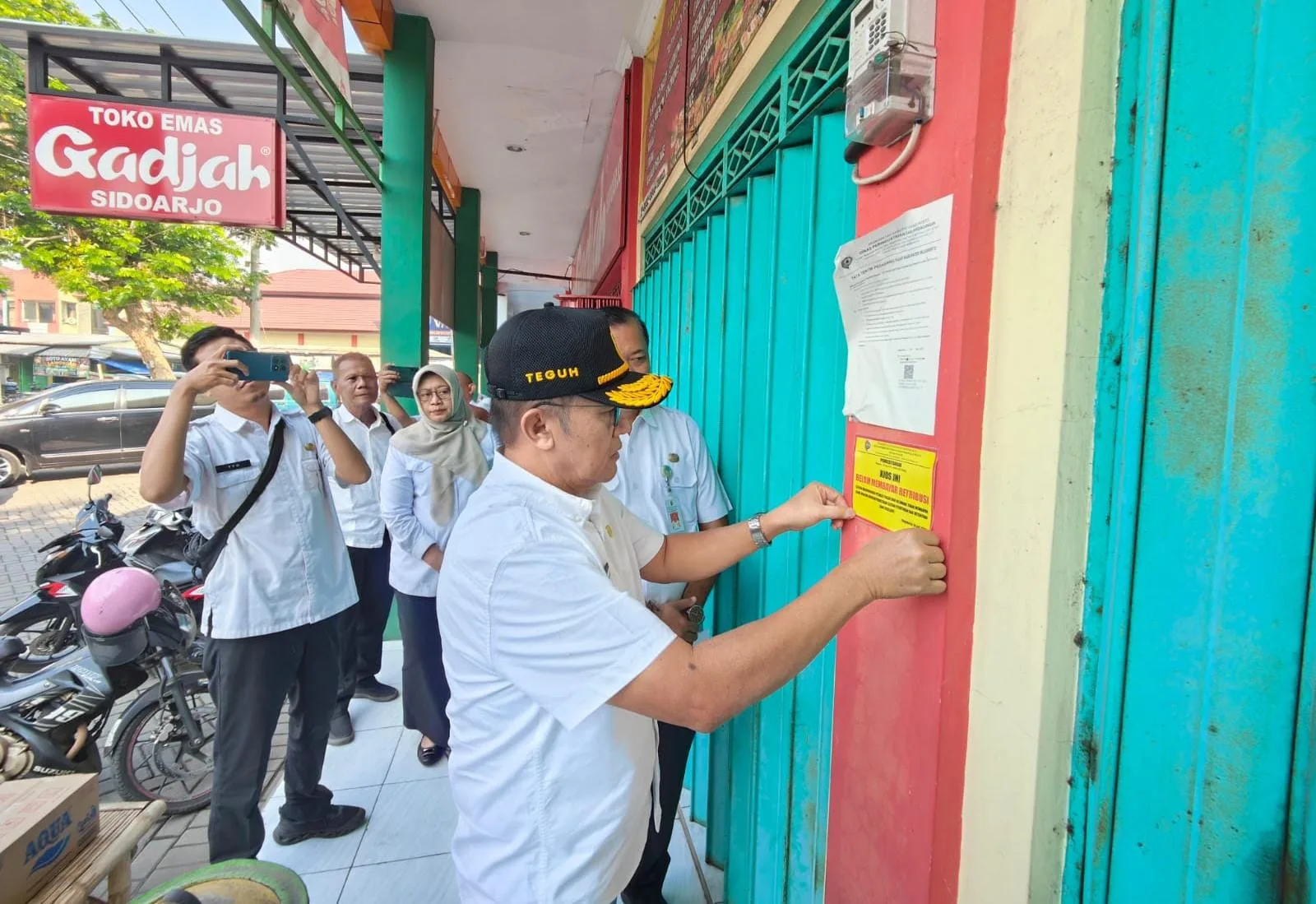 Tunggakan Retribusi Kios Hampir Rp961 Juta, Pemkab Mojokerto Pasang Stiker Penertiban