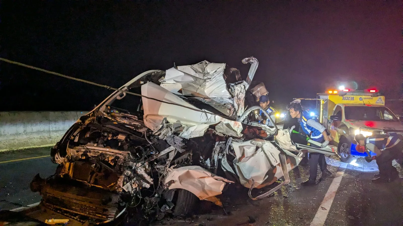Kecelakaan Tol Pandaan-Malang: Mikrobus Hantam Truk, 3 Penumpang Tewas dan 5 Luka-Luka