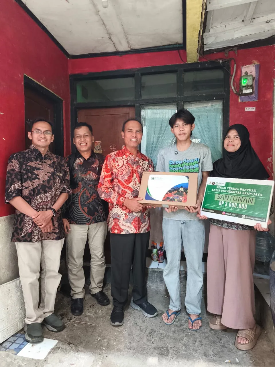 Dukung Akses Pendidikan, Universitas Brawijaya Serahkan Laptop dan Bantuan Keuangan bagi Mahasiswa di Bandung Dukung Akses Pendidikan, Universitas Brawijaya Serahkan Laptop dan Bantuan Keuangan bagi Mahasiswa di Bandung