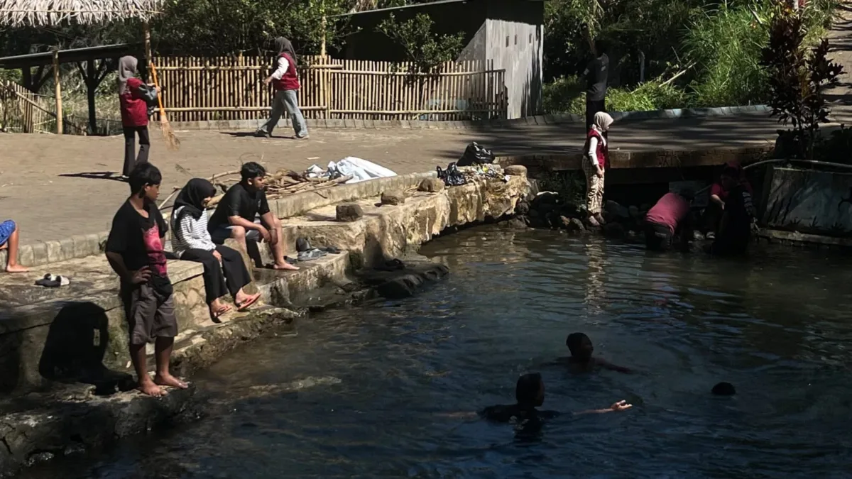 Wujudkan Kepedulian Lingkungan, KKN-T 07 UNIRA Malang dan ITB Asia Malang Gelar Pembersihan Wisata Sumber Pakis Uceng