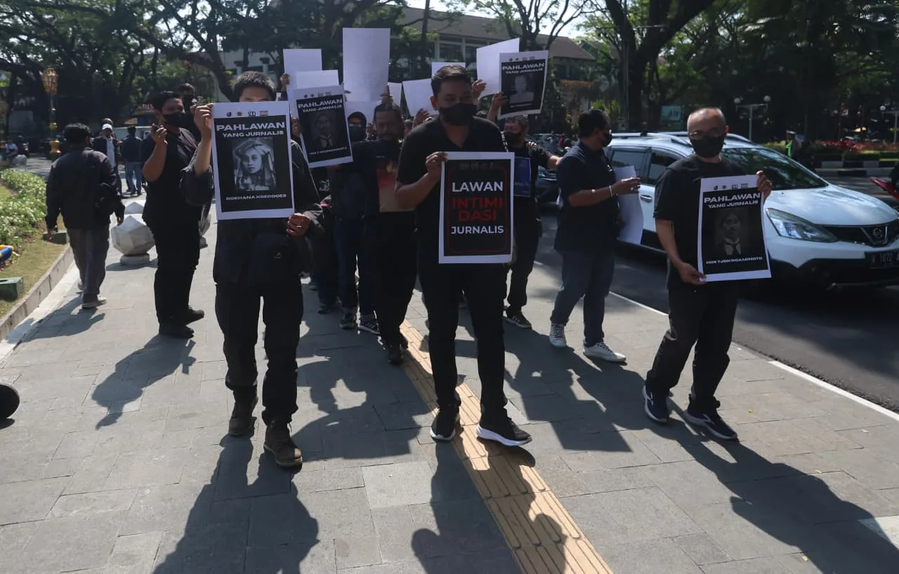 Lintas Organisasi Wartawan Malang Raya Gelar Aksi Protes “Kami Bukan Londo Ireng”